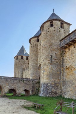 Cite de Carcassonne, Fransa 'nın Carcassonne şehrinde bulunan bir ortaçağ kalesidir. Comtal kale