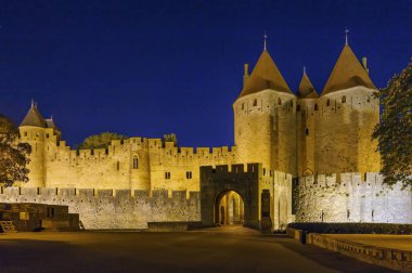 Fransız Carcassonne Şehir içinde bulunan bir Ortaçağ Kalesi de Carcassonne olduğunu açıkla. Porte Narbonnaise akşamları