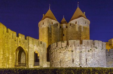 Fransız Carcassonne Şehir içinde bulunan bir Ortaçağ Kalesi de Carcassonne olduğunu açıkla. Porte Narbonnaise akşamları