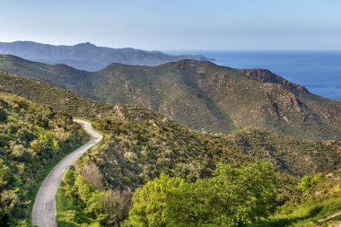 Görünüm Serra de Rodes dağ aralığının deniz, İspanya