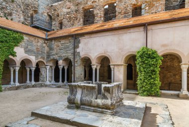 Sant Pere de Rodes, İspanya 'nın Katalonya eyaletinde yer alan bir manastır. Manastır