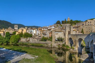 İspanya, Romanesque Köprüsü 'nden Besalu manzarası