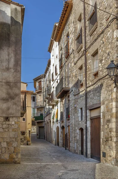 西班牙贝萨卢市中心的狭窄街道 — 图库照片