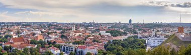 Panoramik cityscape Vilnius üç haçlar Hill, Litvanya