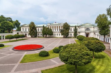  Vilnius Old Town, Litvanya'da yer alan Cumhurbaşkanlığı Sarayı. Bahçeden görüntülemek