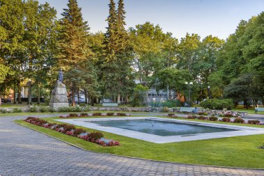 Çeşme ve flowerbed Parnu şehir merkezinde, Estonya ile kare