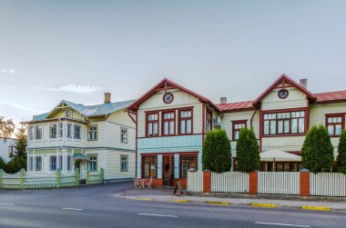 Geleneksel ahşap evler Parnu, Estonya ile sokak