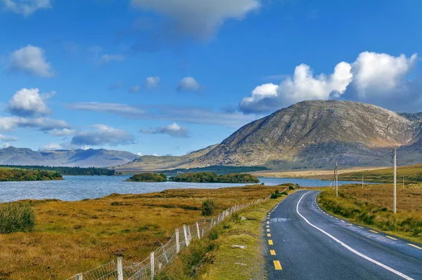 Inagh lake ile peyzaj, İrlanda