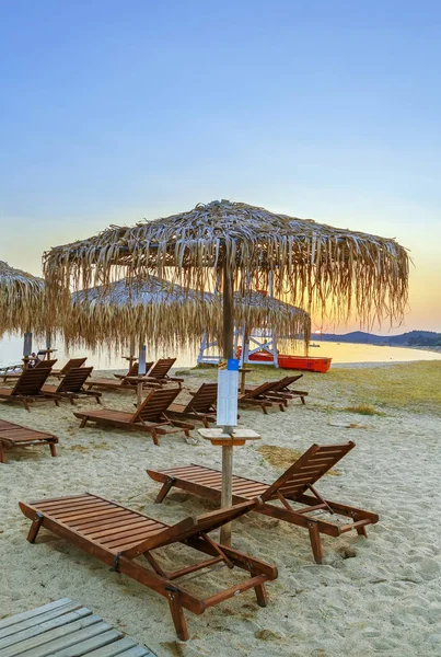 Parapluies à toit de chaume, Chalcidique, Grèce — Photo