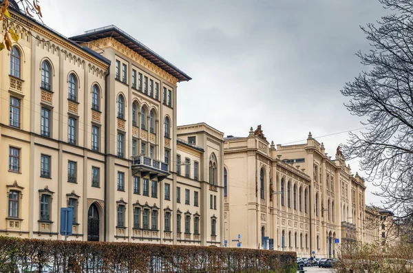 A Maximilianstrasse épületei, München, Németország — Stock Fotó