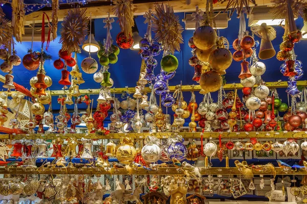 Brinquedos e decorações no mercado de Natal, Alemanha — Fotografia de Stock
