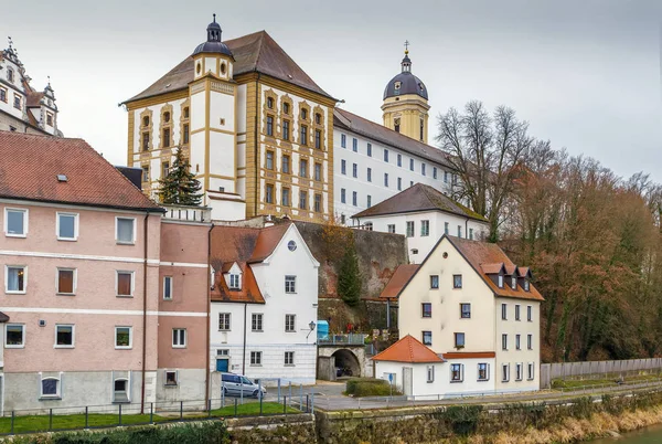 Вид на замок, Нойбург-ан-дер-Мбах, Германия — стоковое фото