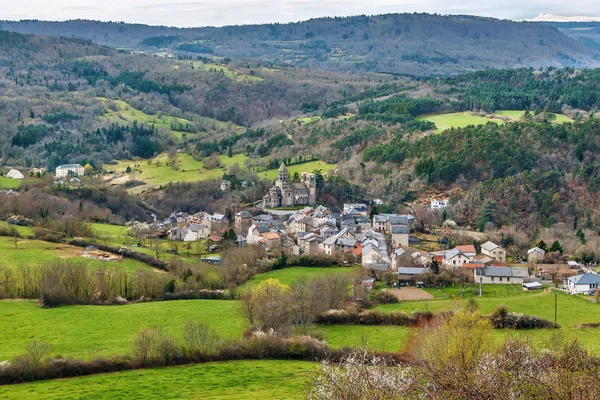 Paisaje con Iglesia de Saint-Nectaire, Francia — Foto de Stock