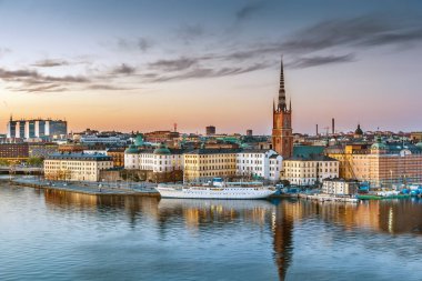 İsveç, Stockholm 'de günbatımında Sodermalm adasından Riddarholmen manzarası