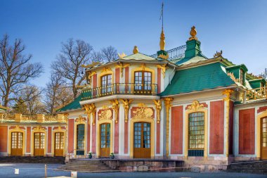 Stockholm, İsveç 'teki Drottningholm Sarayı parkında Çin Pavyonu bulunmaktadır.
