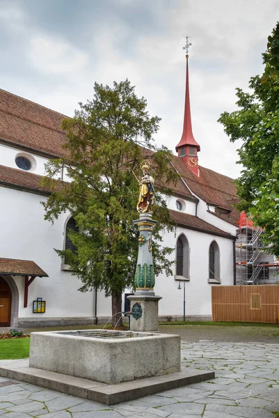 Fontaine Dans Cour Église Franciscaine Lucerne Suisse — Photo