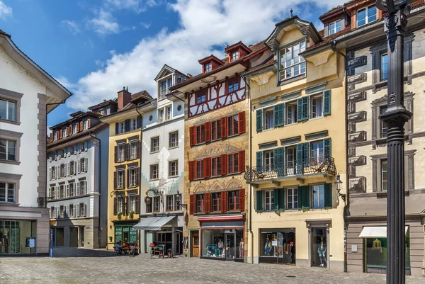 Sviçre Lucerne Şehir Merkezinde Tarihi Evleri Olan Bir Cadde — Stok fotoğraf