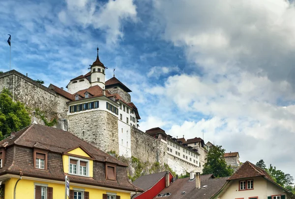 オーブルク城は スイスの急な岩場の丘の中腹にオーブルクの町の上に高い位置しています — ストック写真