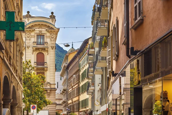 瑞士卢加诺市中心有历史建筑的街道 — 图库照片