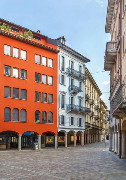 瑞士卢加诺市中心有历史建筑的街道 — 图库照片