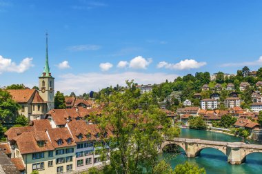 Bern, İsviçre 'deki Nydeggkirche Kilisesi ve Aare Nehri manzarası