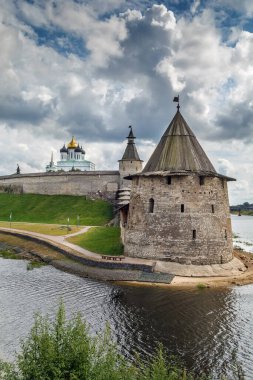 Pskov, Rusya 'daki Pskova nehrinden Krom (Kremlin) manzarası