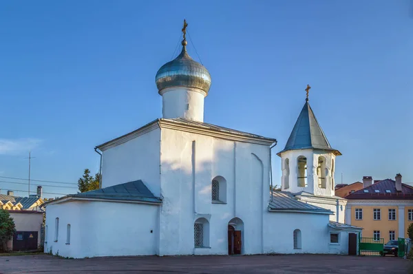 Церковь Покрова Пресвятой Богородицы Расположенная Центре Пскова — стоковое фото