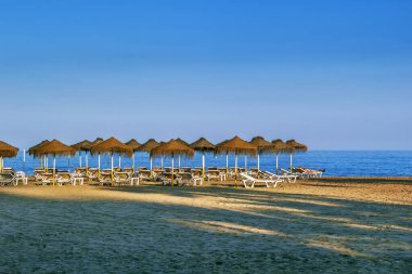 Torremolinos 'ta şemsiyeli plaj manzarası, İspanya.