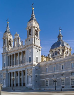 Santa Maria la Real de La Almudena İspanya 'nın Madrid şehrindeki Katolik katedralidir..