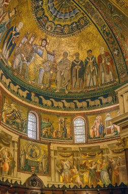 Trastevere 'deki Meryem Ana Bazilikası, İtalya' nın Roma kentinin en eski kiliselerinden biridir. Kilisenin içinde.