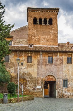 Santi Quattro Coronati, İtalya 'nın başkenti Roma' da bulunan eski bir bazilikadır. Kilise 4. veya 5. yüzyıla dayanıyor.