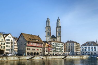 İsviçre, Zürih 'teki Grossmunster kilisesi ile Limmat nehrinin seti.