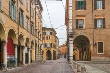 Modena 'da tarihi evleri olan bir sokak, İtalya.