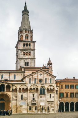 Ghirlandina ve Modena Katedrali, İtalya 'nın Modena kentinde bulunan bir Roma Katolik kilisesidir.