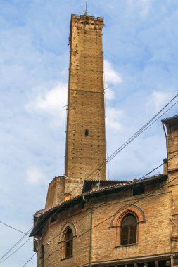 Asinelli Kulesi (Torre degli Asinelli) 11. yüzyılda İtalya 'nın Bologna kentinde inşa edilmiştir.