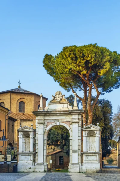 通往意大利拉文纳圣维塔利大教堂的大门 — 图库照片