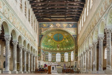 Sınıfta Sant 'Apollinare Bazilikası, İtalya' nın Ravenna kenti yakınlarındaki Bizans sanatının önemli bir anıtıdır. Bazilikanın içi
