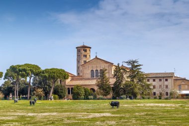 Sınıftaki Sant 'Apollinare Bazilikası İtalya' nın Ravenna kenti yakınlarındaki Bizans sanatının önemli bir anıtıdır..