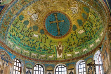 Sınıfta Sant 'Apollinare Bazilikası, İtalya' nın Ravenna kenti yakınlarındaki Bizans sanatının önemli bir anıtıdır. Maymun mozaiklerle süslenmiş..