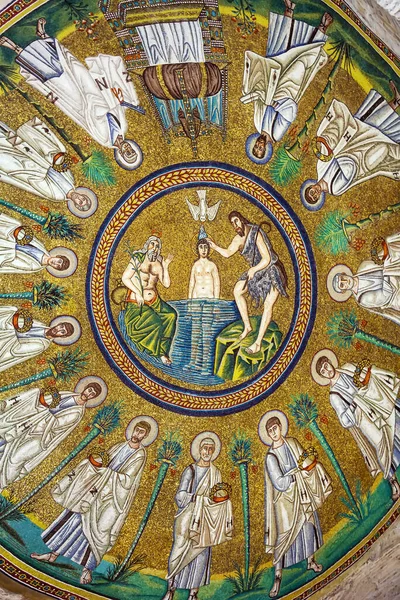イタリアのラヴェンナにあるArian Baptstryは 5世紀末から6世紀初頭にかけて オストロゴシック王テオドリック大王によって建てられました Arian Bapteryの天井モザイク — ストック写真