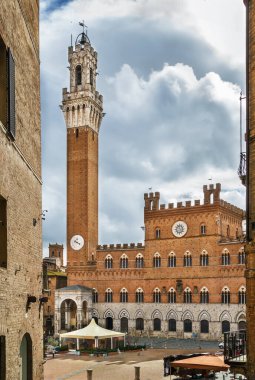 Palazzo Pubblico (belediye binası), Siena 'da bir saraydır. İnşaat 1297 'de başladı. Torre del Mangia, 1325 ve 1344 yılları arasında İtalya 'da inşa edildi.