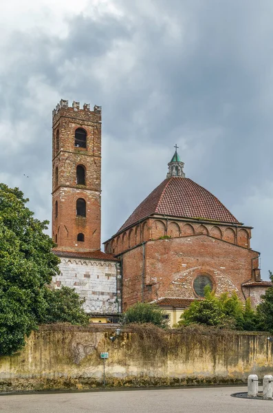 意大利卢卡Antelminelli广场的Chiesa Dei Santi Giovanni Reparata — 图库照片