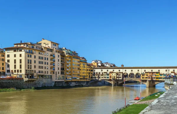 ポンテ ヴェッキオ橋 イタリア フィレンツェのアルノ川に架かる中世の石組アーチ橋 — ストック写真