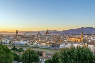 İtalya 'nın Michelangelo tepesinden gün batımında Floransa manzarası