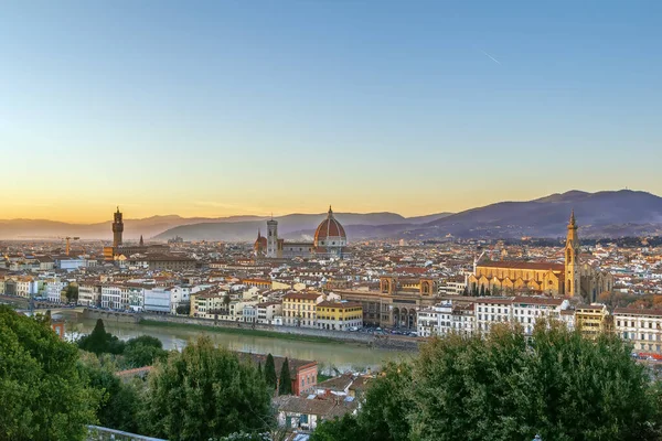 İtalya 'nın Michelangelo tepesinden gün batımında Floransa manzarası