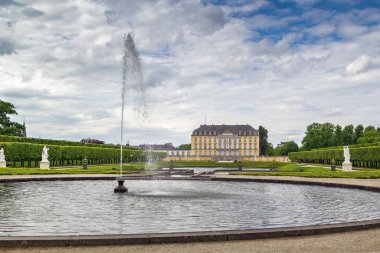Çeşmeli ve çiçek bahçeli Augustusburg Sarayı manzarası, Bruhl, Almanya