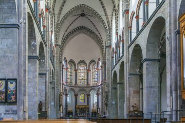 St. Kunibert, Köln 'ün on iki Roma kilisesinin en genci ve 1247 yılında kutsanmıştır. İç mekan