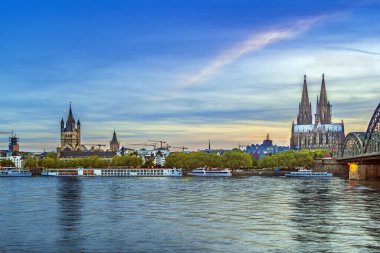 Almanya 'nın Rhein Nehri' nden Hohenzollern Köprüsü ile Köln 'ün Tarihi Merkezi