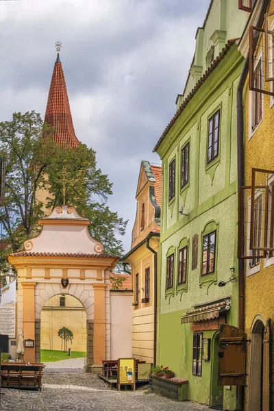 チェコスキー クルムロフ市内中心部に歴史的家屋のある通り — ストック写真