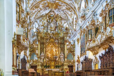 Regensburg 'daki Eski Şapel, Almanya' daki Bavyera rokoko stilinin en iyi örneğidir. İç kısım, Altar.